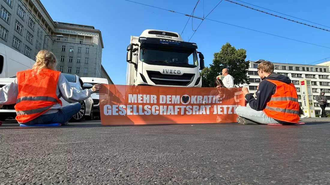 Aktivisten der Gruppe Letzte Generation blockien eine Straße in Berlin. - Bild: Sven Kaeuler/TNN/dpa