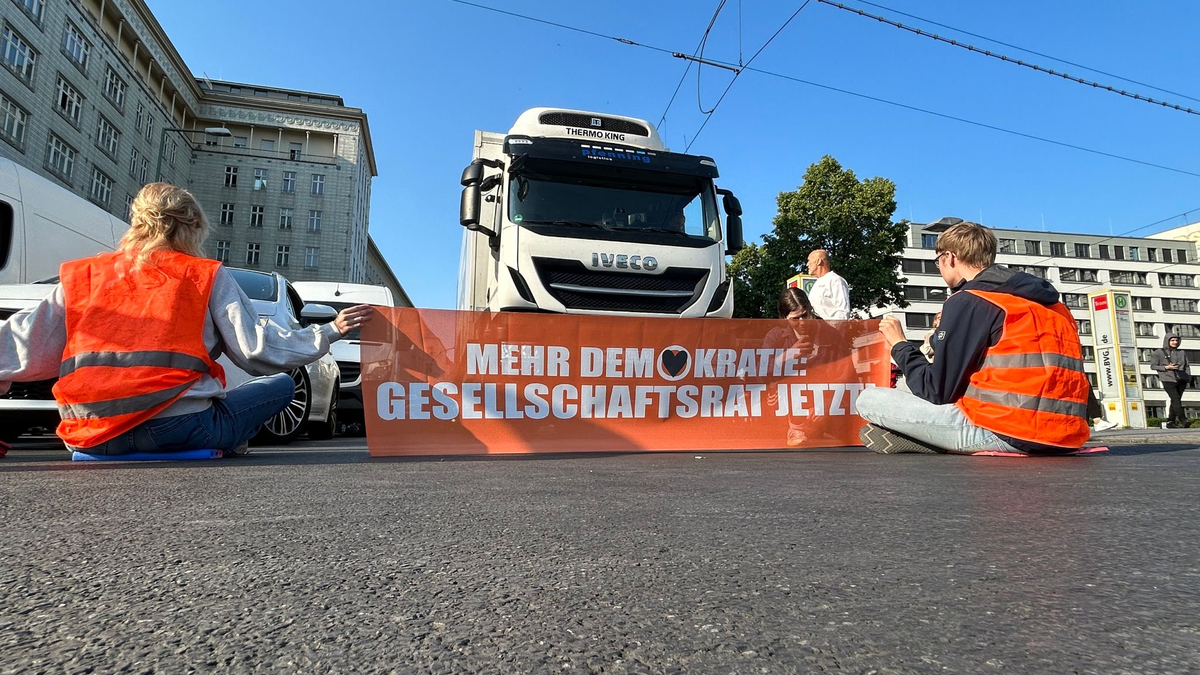 Aktivisten der Gruppe Letzte Generation blockien eine Straße in Berlin. - Foto: Sven Kaeuler/TNN/dpa