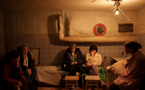 Krankenhauspersonal sitzt während eines Luftangriffsalarms in einem Keller, der als Luftschutzbunker genutzt wird. - Foto: Felipe Dana/AP/dpa