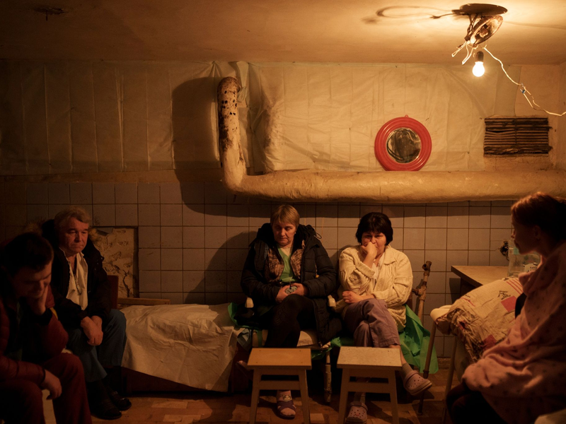 Krankenhauspersonal sitzt während eines Luftangriffsalarms in einem Keller, der als Luftschutzbunker genutzt wird. - Foto: Felipe Dana/AP/dpa