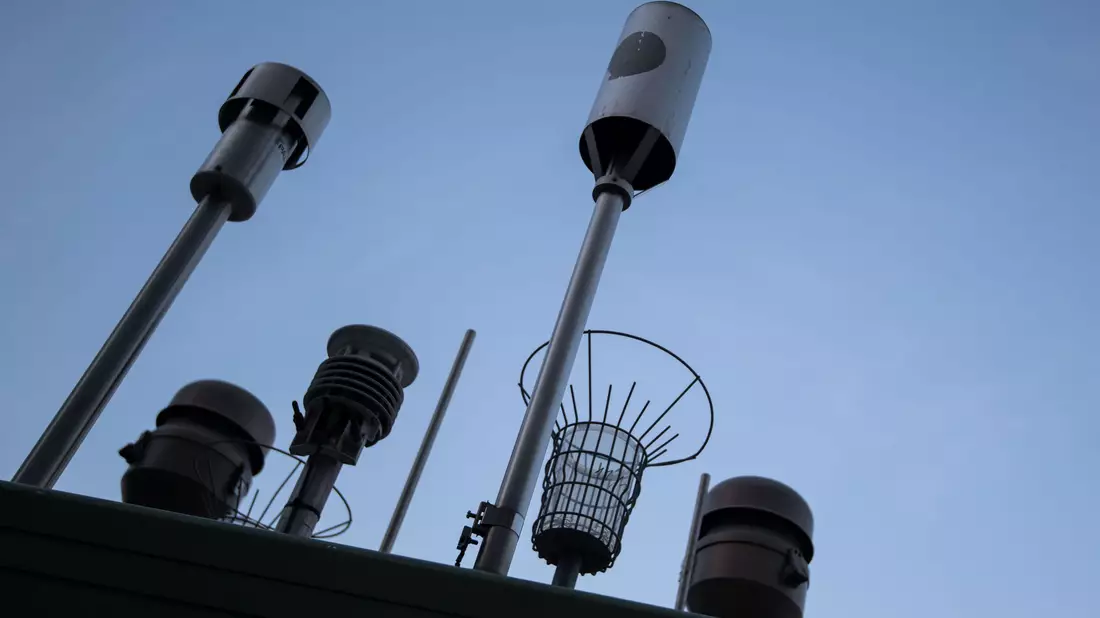 Messgeräte stehen auf einer Luft-Messstation der Landesanstalt für Umwelt Baden-Württemberg (LUBW) in der Stuttgarter Innenstadt. - Bild: Marijan Murat/dpa