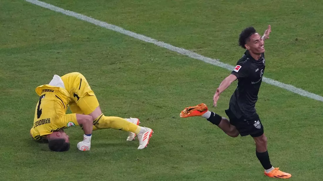 Stuttgarts Enzo Millot (r) bejubelt den entscheidenden Treffer zum 2:1. Zuvor patzte HSV-Keeper Daniel Heuer Fernandes schwer. - Bild: Marcus Brandt/dpa