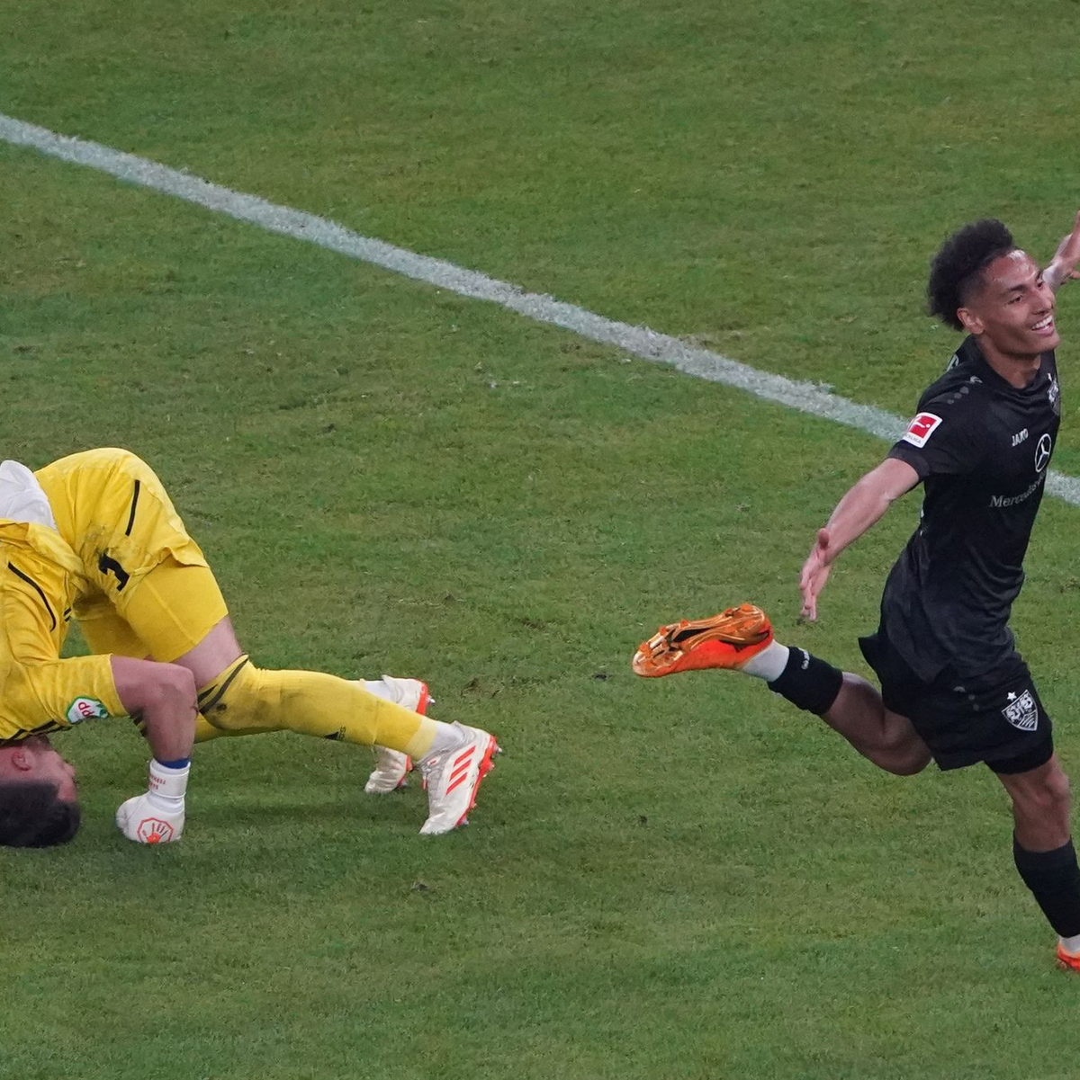 Stuttgarts Enzo Millot (r) bejubelt den entscheidenden Treffer zum 2:1. Zuvor patzte HSV-Keeper Daniel Heuer Fernandes schwer. - Foto: Marcus Brandt/dpa
