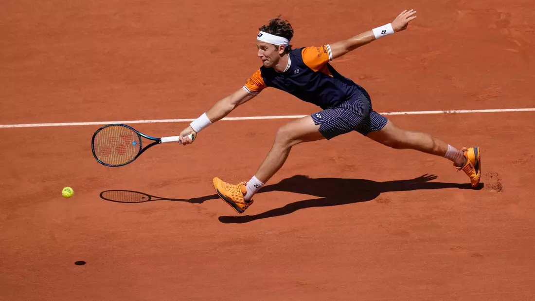 Der Norweger Casper Ruud ist bei den French Open in das Viertelfinale eingezogen. - Bild: Christophe Ena/AP/dpa