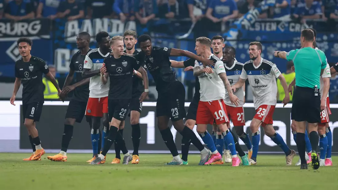 Das provokante Jubeln der Stuttgarter Spieler vor den HSV-Fans sorgte für eine Rudelbildung. - Bild: Christian Charisius/dpa