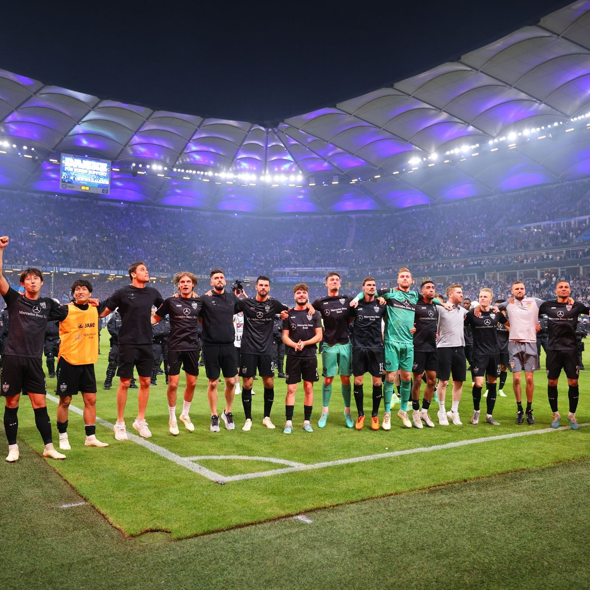 Der VfB STuttgart feiert vor seiner Fankurve den Sieg über den HSV. - Foto: Christian Charisius/dpa