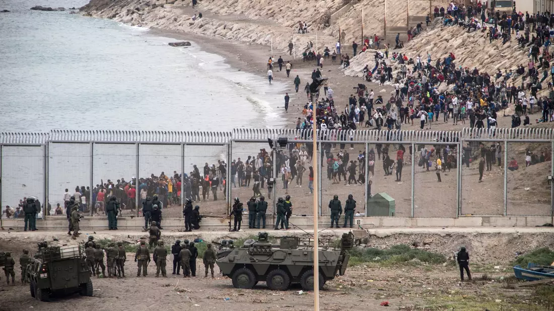 Die Grenze zwischen Marokko und Spanien in Ceuta (Archivbild). «Die Ausweitung sicherer Drittstaaten, schlechterer Rechtsschutz, verpflichtende Grenzverfahren in Haftlagern (...) sind nur einige der Rechtsverschärfungen, die in der vorgeschlagenen Reform des Asylsystems angelegt sind», kritisieren die Grünen-Mitglieder in ihrem Brief. - Bild: Javier Fergo/AP/dpa