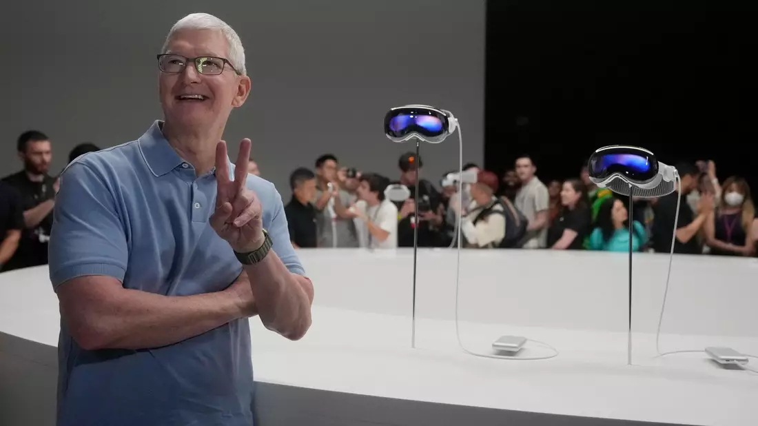 Apple-Chef Tim Cook bei der Ankündigung neuer Produkte auf dem Apple-Campus in Cupertino. - Bild: Jeff Chiu/AP/dpa