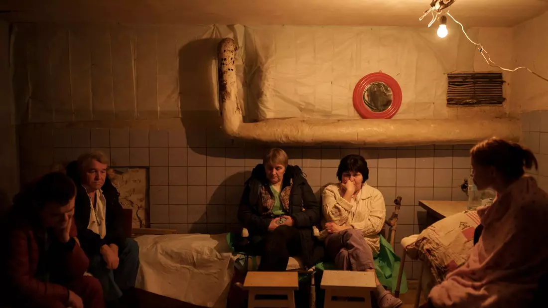 Krankenhauspersonal sitzt während eines Luftangriffsalarms nordöstlich von Kiew in einem Keller, der als Luftschutzbunker genutzt wird. - Bild: Felipe Dana/AP/dpa