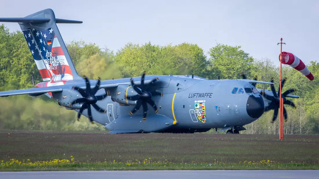 Der Transportflieger A400M der Bundeswehr steht auf dem Gelände des Taktischen Luftwaffengeschwaders 73 «Steinhoff». - Bild: Jens Büttner/dpa