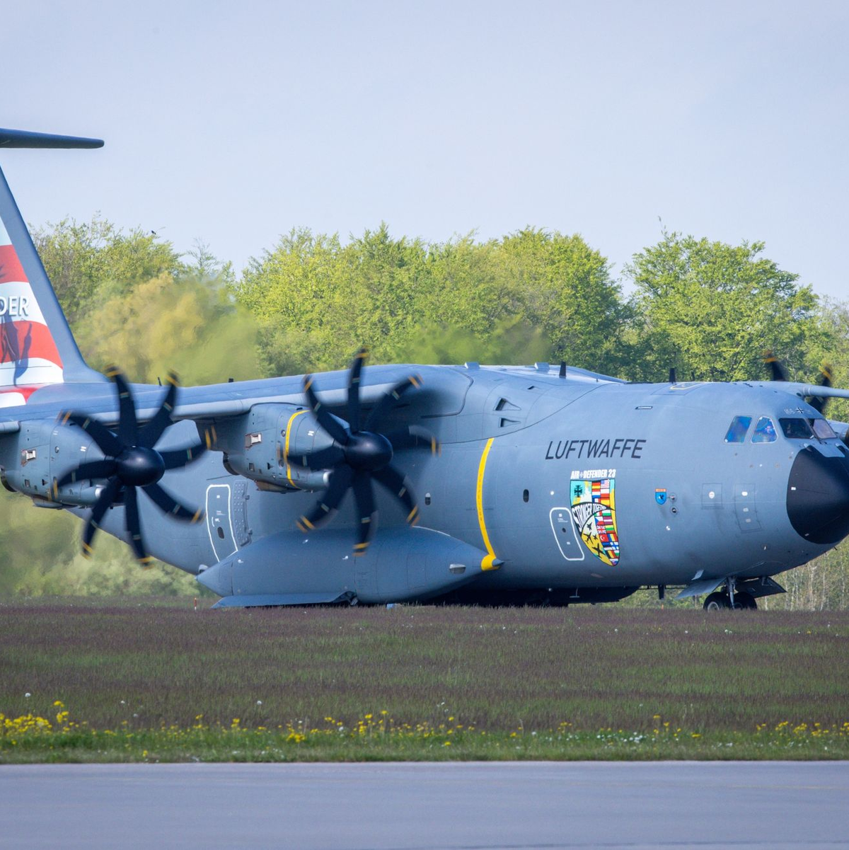 Der Transportflieger A400M der Bundeswehr steht auf dem Gelände des Taktischen Luftwaffengeschwaders 73 «Steinhoff». - Foto: Jens Büttner/dpa