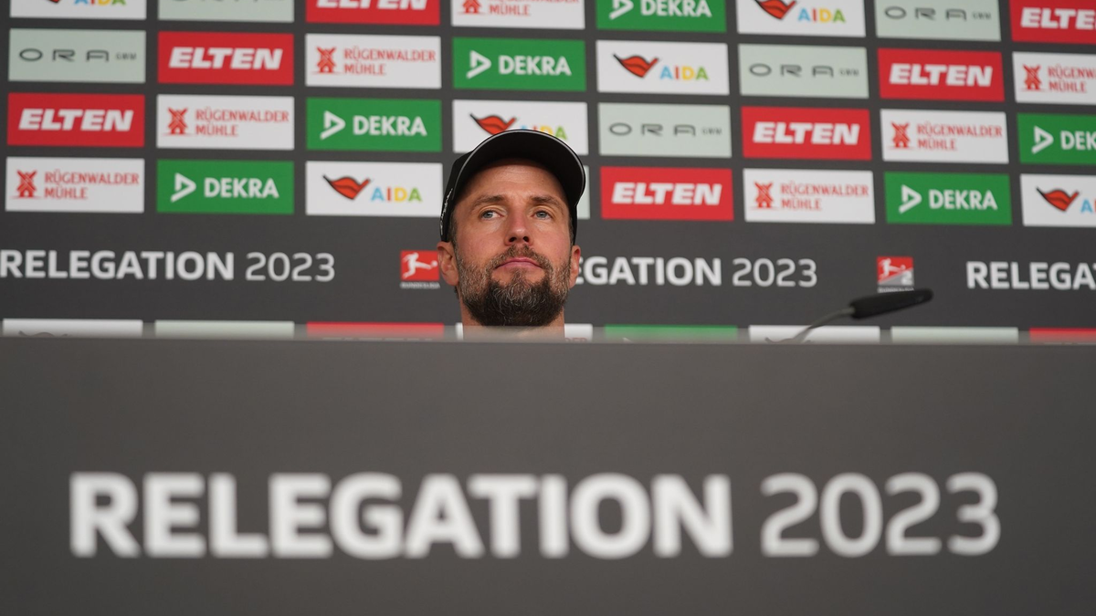 Stuttgarts Trainer Sebastian Hoeneß sitzt in der Pressekonferenz. - Foto: Marcus Brandt/dpa