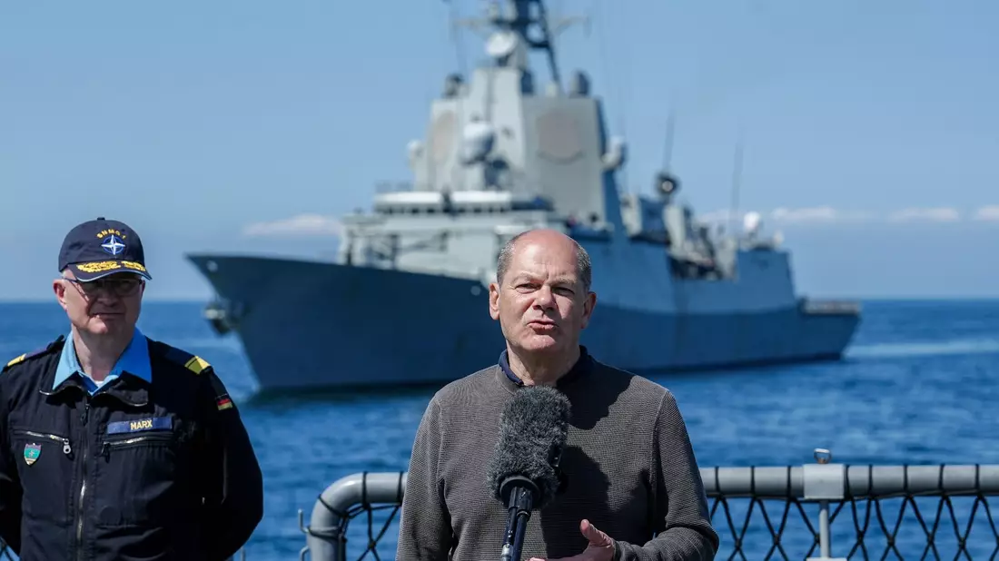 Bundeskanzler Olaf Scholz gibt auf der Fregatte «Mecklenburg-Vorpommern» nach seinem Besuch der Deutschen Marine in Rostock-Warnemünde ein Pressestatement. - Bild: Kay Nietfeld/dpa-Pool/dpa