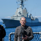 Bundeskanzler Olaf Scholz gibt auf der Fregatte «Mecklenburg-Vorpommern» nach seinem Besuch der Deutschen Marine in Rostock-Warnemünde ein Pressestatement. - Foto: Kay Nietfeld/dpa-Pool/dpa