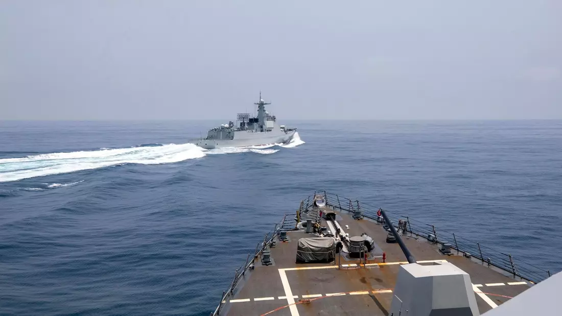 Ein chinesisches Marineschiff führt am Samstag ein «unsicheres» Manöver vor dem US-Zerstörer «USS Chung-Hoon» durch, indem es mit einem Abstand von nur rund 140 Metern überholt und dann wendet. - Bild: Mass Communication Specialist 1s/U.S. Navy/AP/dpa