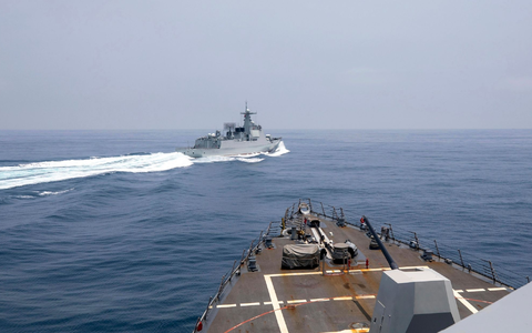 Ein chinesisches Marineschiff führt am Samstag ein «unsicheres» Manöver vor dem US-Zerstörer «USS Chung-Hoon» durch, indem es mit einem Abstand von nur rund 140 Metern überholt und dann wendet. - Foto: Mass Communication Specialist 1s/U.S. Navy/AP/dpa