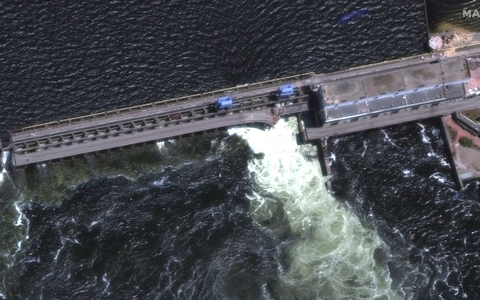 Die Beschädigung des Kachowka-Staudamms könnte zu schweren Überschwemmungen führen. - Foto: Uncredited/Maxar Technologies/AP/dpa