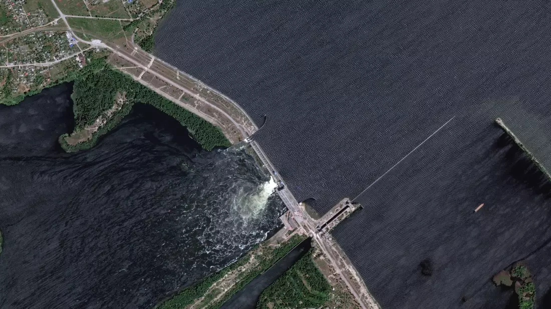 Dieses von Maxar Technologies über AP zur Verfügung gestellte Satellitenbild zeigt den zerstörten Kachowka-Staudamm. - Bild: Uncredited/Maxar Technologies/AP/dpa