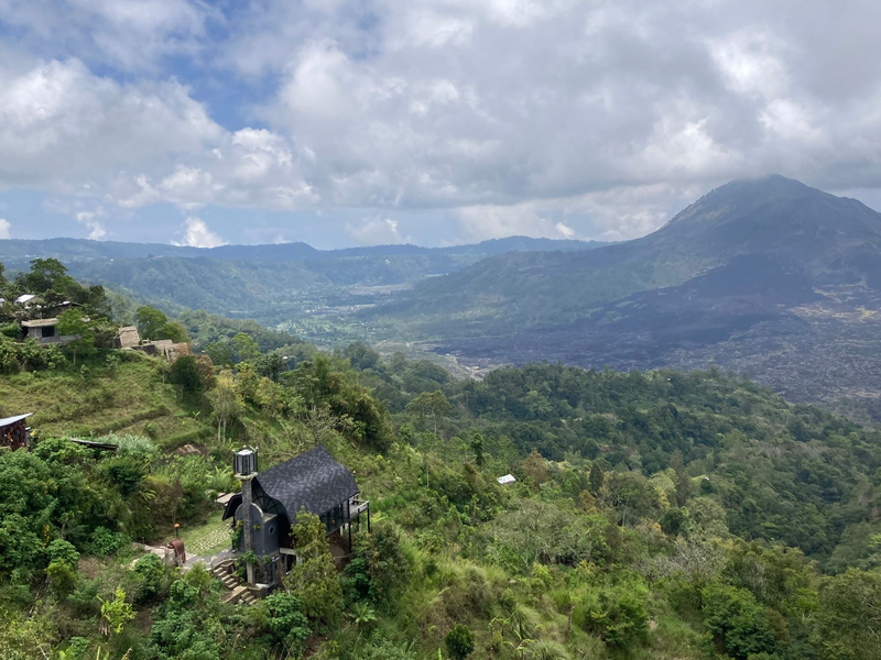 Nach mehreren Vorfällen schlechten Benehmens von Urlaubern will der örtliche Gouverneur die heiligen Berge für Touristen sperren lassen. - Foto: Carola Frentzen/dpa