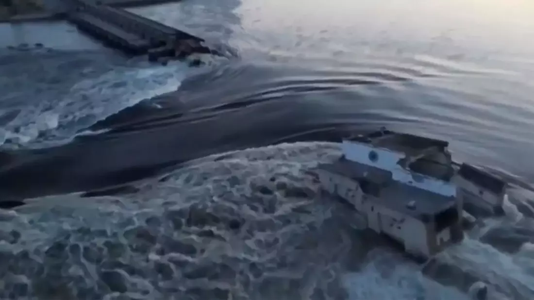 Das vom ukrainischen Präsidialamt über AP veröffentlichte Videostandbild zeigt Wasser, das durch einen Durchbruch im Kachowka-Staudamm fließt. - Bild: Uncredited/Ukrainian Presidential Office/AP/dpa