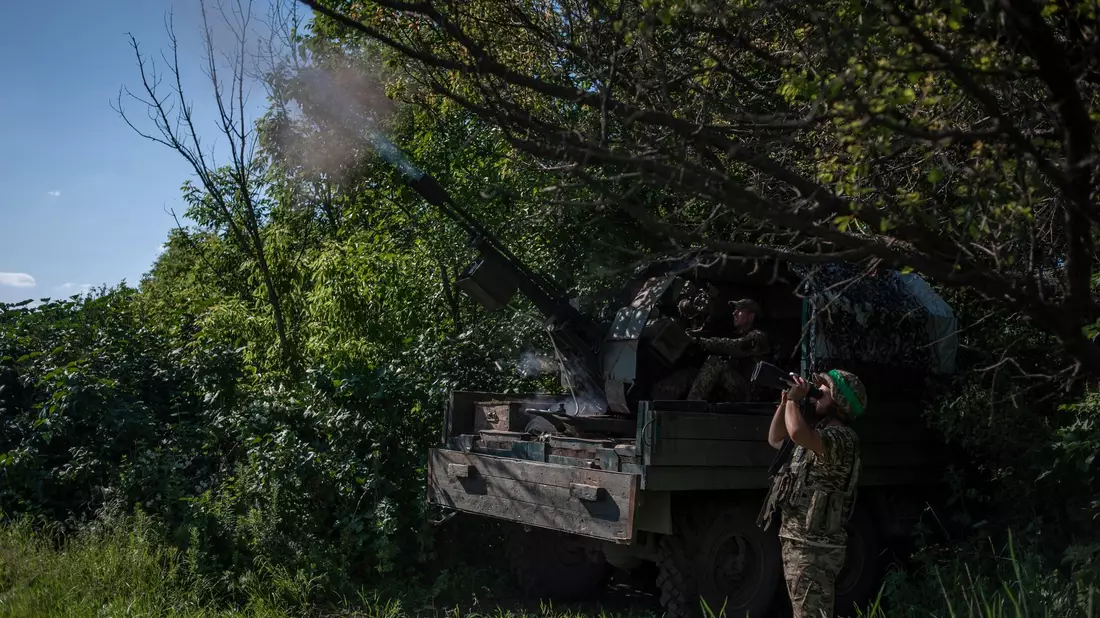 Ukrainische Soldaten schießen an der Front nahe Bachmut auf ein russisches Luftziel. - Bild: Iryna Rybakova/AP/dpa