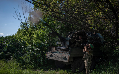 Ukrainische Soldaten schießen an der Front nahe Bachmut auf ein russisches Luftziel. - Foto: Iryna Rybakova/AP/dpa