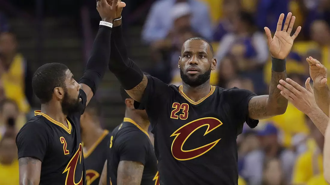 Spielten bereits bei den Cleveland Cavaliers zusammen: LeBron James (r) und Kyrie Irving im Jahr 2017. - Bild: Marcio Jose Sanchez/AP/dpa