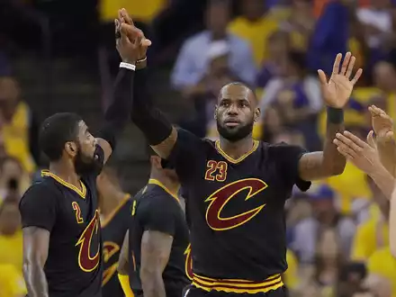 Spielten bereits bei den Cleveland Cavaliers zusammen: LeBron James (r) und Kyrie Irving im Jahr 2017. - Foto: Marcio Jose Sanchez/AP/dpa