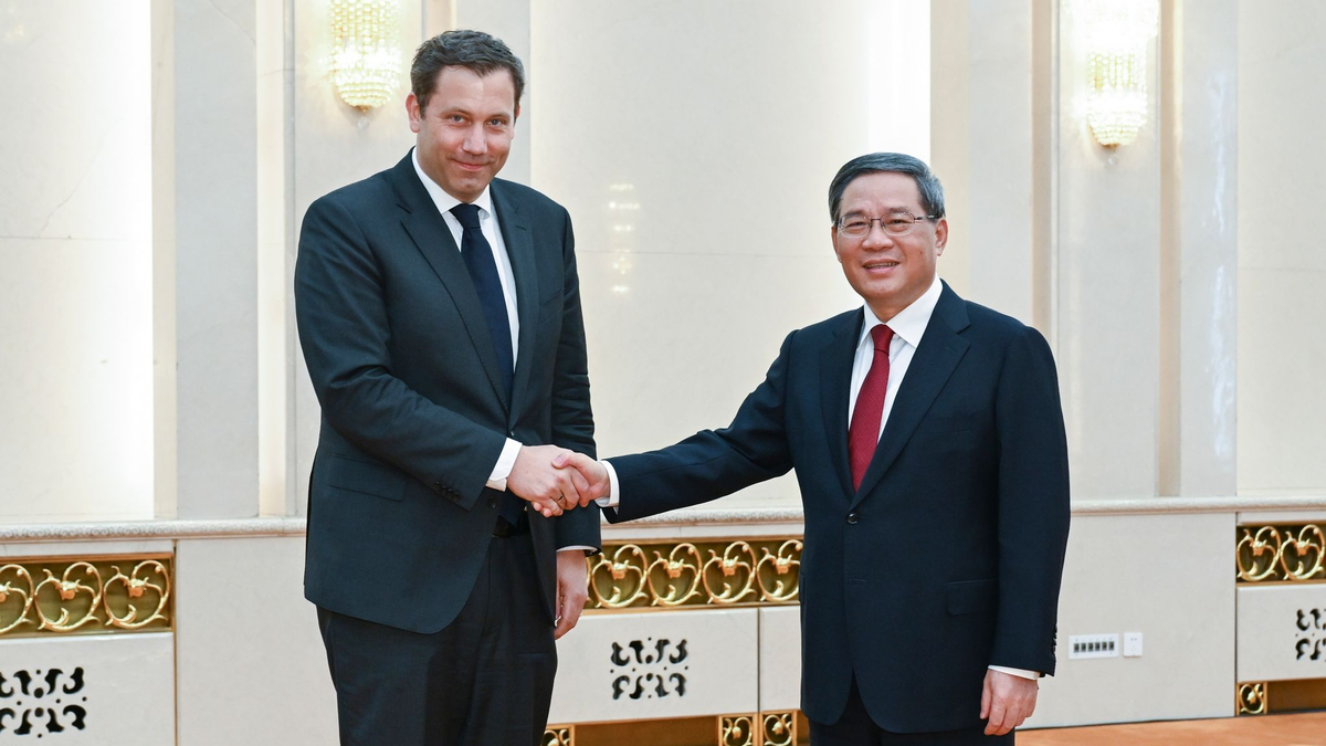 Chinas Ministerpräsident Li Qiang (r) hat den SPD-Bundesvorsitzenden Lars Klingbeil in Peking empfangen. - Foto: Zhang Ling/XinHua/dpa