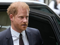 Prinz Harry, Herzog von Sussex, trifft vor dem High Court in London ein. Prinz Harry wird vor einem Londoner Gericht gegen einen Boulevardzeitungsverlag aussagen. - Foto: Frank Augstein/AP