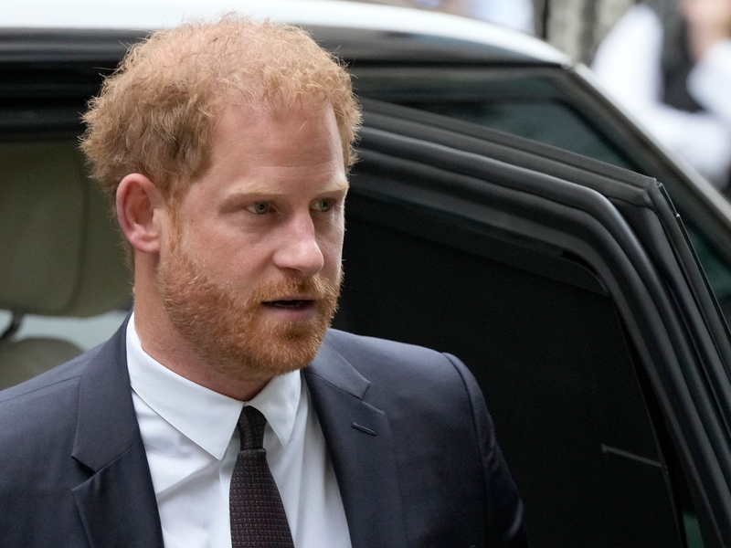 Prinz Harry, Herzog von Sussex, trifft vor dem High Court in London ein. Prinz Harry wird vor einem Londoner Gericht gegen einen Boulevardzeitungsverlag aussagen. - Foto: Frank Augstein/AP