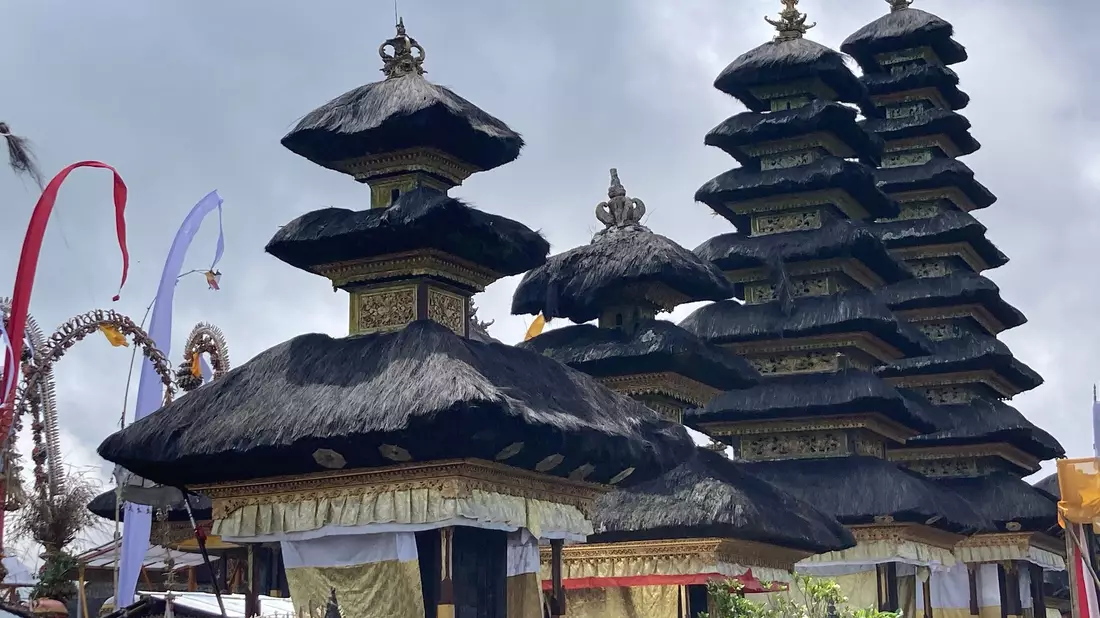 Ein Tempel auf Bali mit pagodenartig gestaffelten Dächern. - Bild: Carola Frentzen/dpa