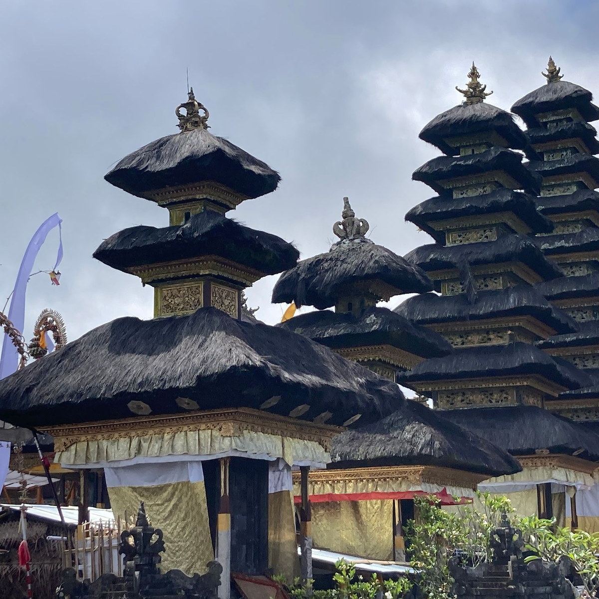 Ein Tempel auf Bali mit pagodenartig gestaffelten Dächern. - Foto: Carola Frentzen/dpa