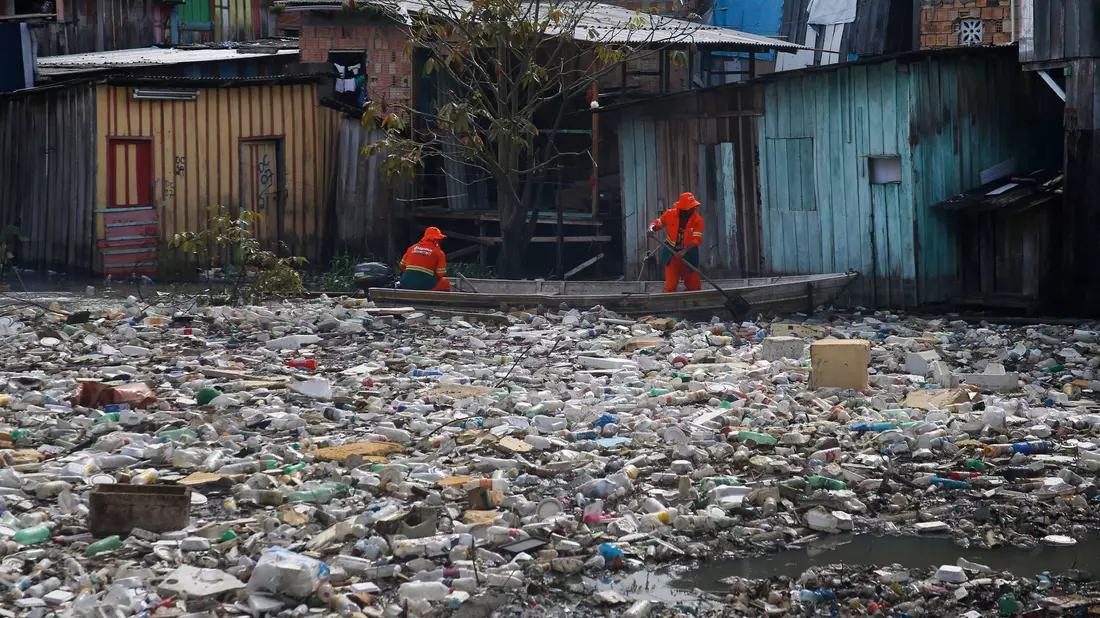 Plastikmüll schwimmt auf dem Fluss Negro im brasilianischen Manaus. - Bild: Edmar Barros/AP
