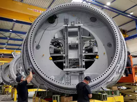 Herstellung einer Nabe für die Turbine einer Windkraftanlage (Symbolfoto). - Foto: Bernd Wüstneck/dpa