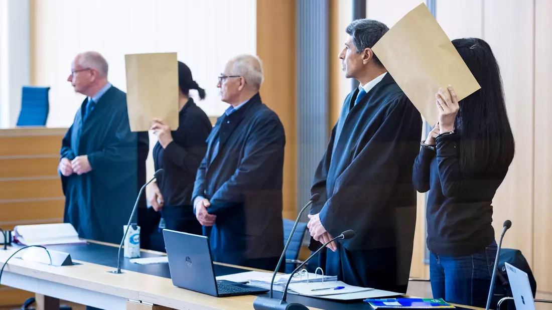 Die angeklagten Frauen stehen beim Prozessauftakt in einem Saal des Landgerichts Braunschweig. - Bild: Moritz Frankenberg/dpa
