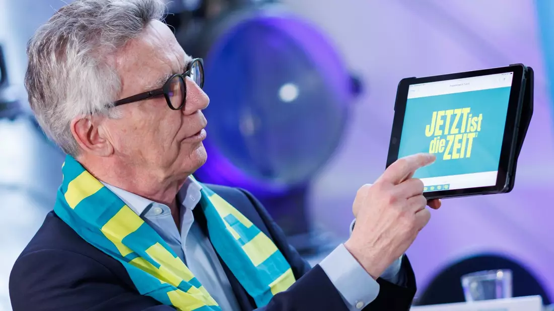 Der Kirchentagspräsident Thomas de Maizière ärgert sich über die Spaltung im Arbeitsleben. - Bild: Daniel Karmann/dpa