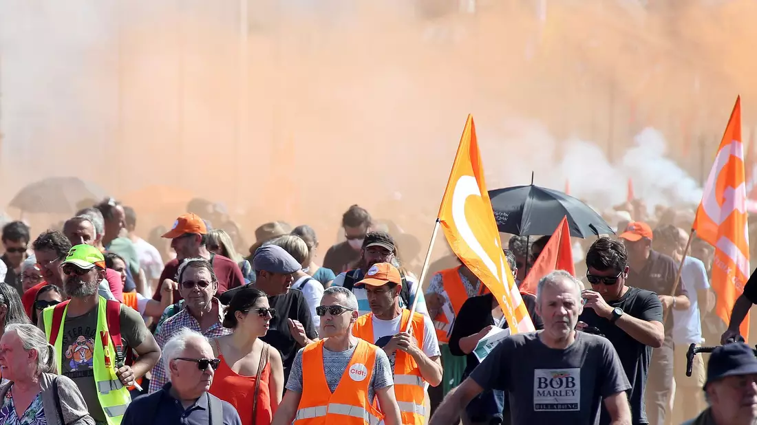 Die französischen Gewerkschaften haben erneut gegen das höhere Renteneintrittsalter zum Protest aufgerufen. - Bild: Bob Edme/AP/dpa