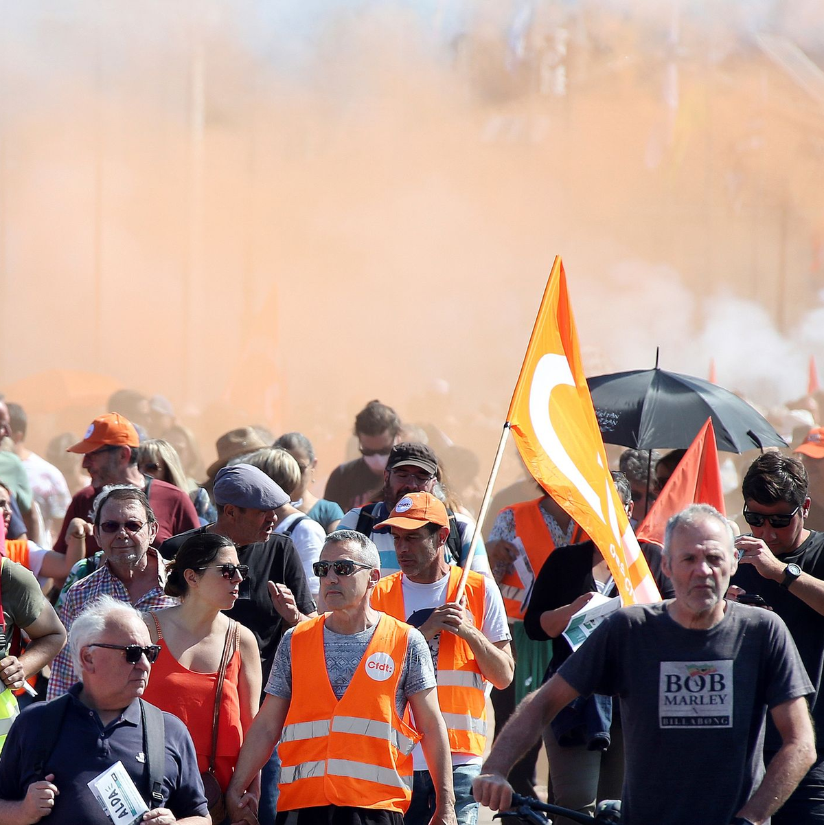 Die französischen Gewerkschaften haben erneut gegen das höhere Renteneintrittsalter zum Protest aufgerufen. - Foto: Bob Edme/AP/dpa