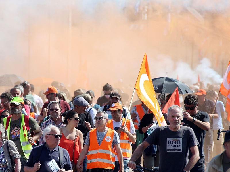 Die französischen Gewerkschaften haben erneut gegen das höhere Renteneintrittsalter zum Protest aufgerufen. - Foto: Bob Edme/AP/dpa