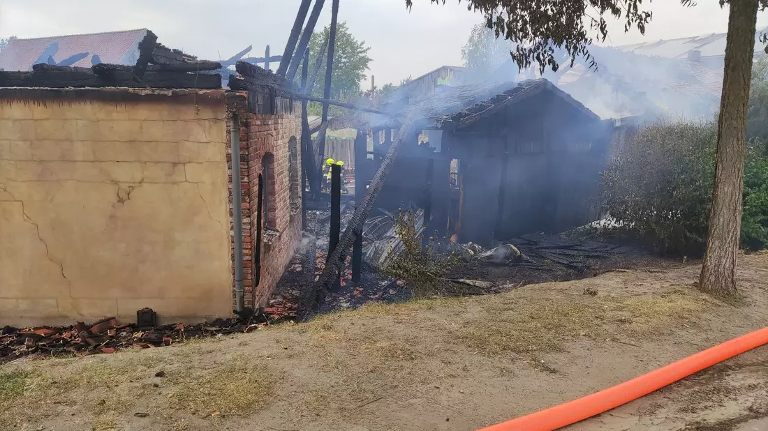 Rauch steigt auf dem Gelände des Freizeitparks Karls Erdbeerhof im brandenburgischen Elstal bei Wustermark auf. - Bild: Christian Pörschmann/dpa