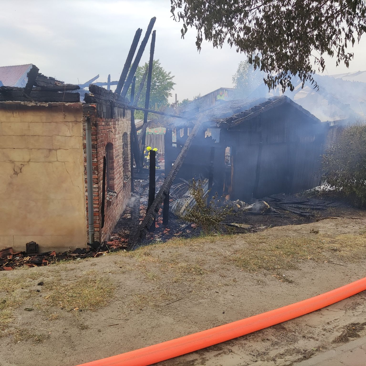 Rauch steigt auf dem Gelände des Freizeitparks auf. - Foto: Christian Pörschmann/dpa