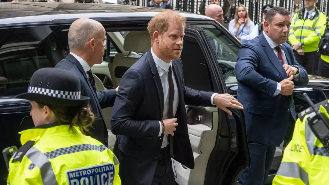 Prinz Harry auf dem Weg zum Gericht in London. - Bild: Jeff Moore/PA Wire/dpa