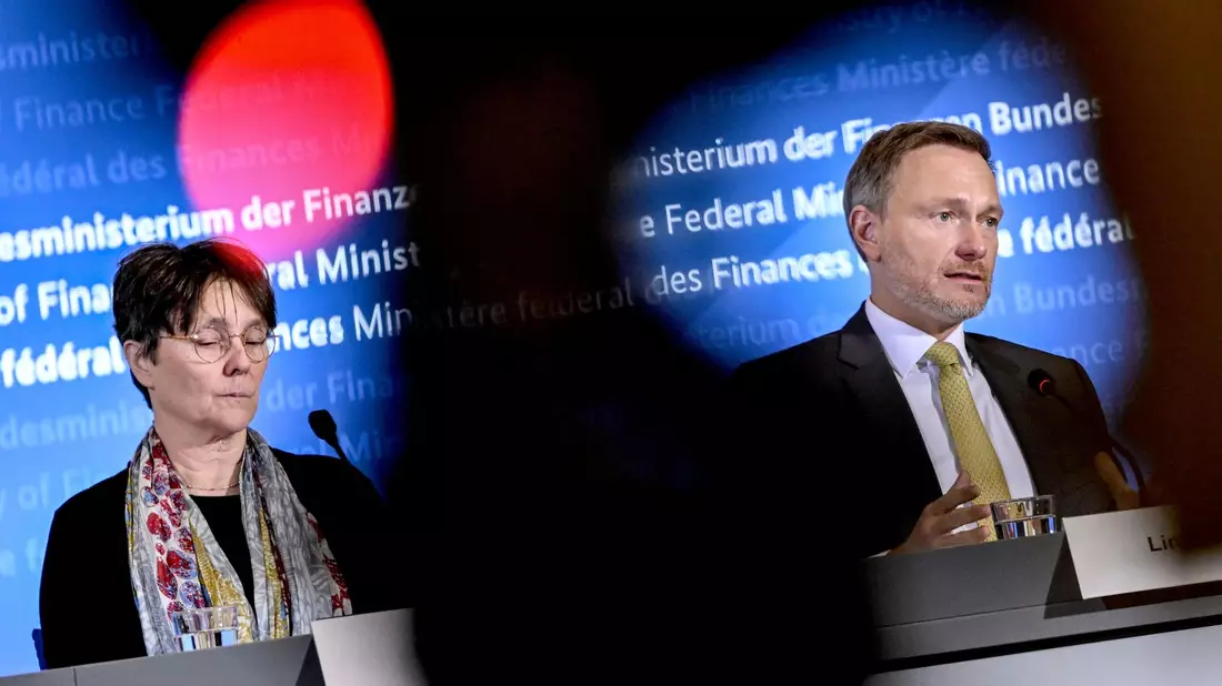 Monika Heinold (l) von den Grünen hat Pläne des Finanzministers zu finanziellen Kürzungen für die Länder scharf kritisiert. (Archivbild) - Bild: Britta Pedersen/dpa
