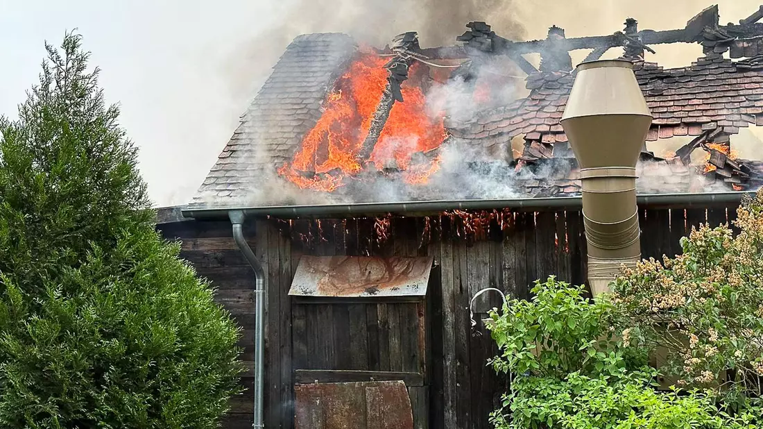 Flammen und Rauch steigen aus einem Gebäude auf dem Gelände des Freizeitparks Karls Erlebnis-Dorf im brandenburgischen Elstal bei Wustermark. - Bild: -/tv7news.de/dpa