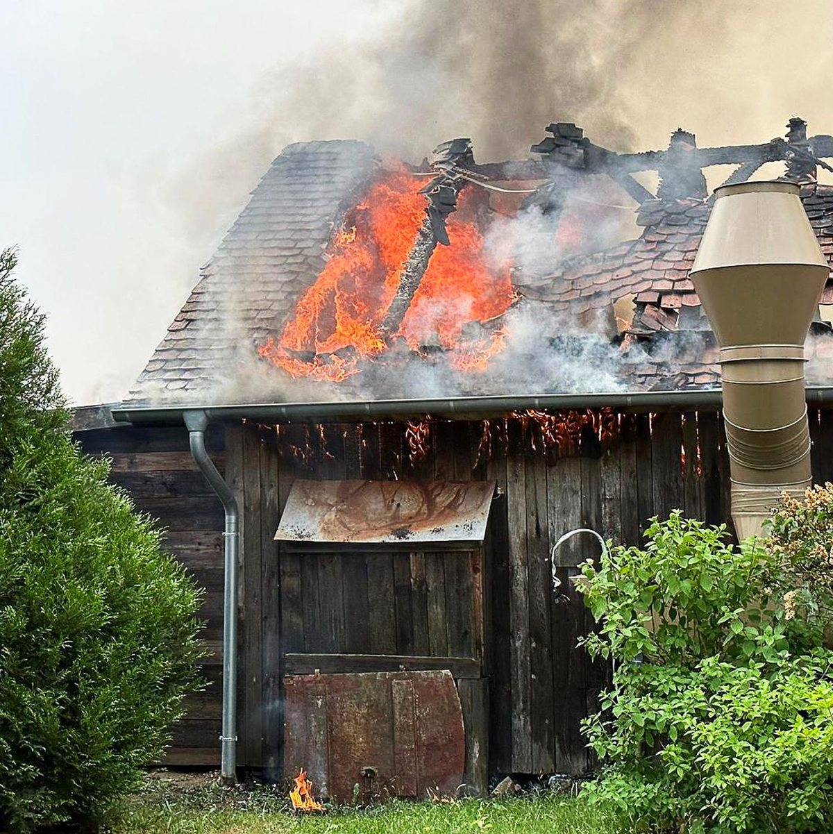 Flammen und Rauch steigen aus einem Gebäude auf dem Gelände des Freizeitparks Karls Erlebnis-Dorf im brandenburgischen Elstal bei Wustermark. - Foto: -/tv7news.de/dpa