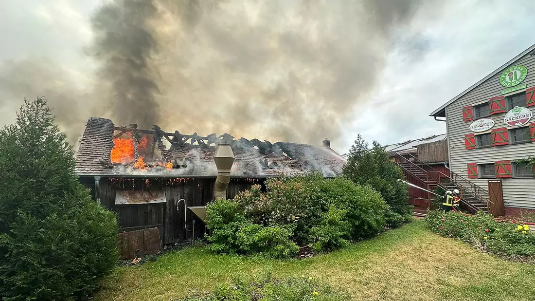 Bei dem Brand auf dem Gelände sind mehrere Menschen verletzt worden. Hauptsächlich handele es sich um Rauchgasvergiftungen, sagte ein Sprecher der Feuerwehr. - Bild: -/tv7news.de/dpa