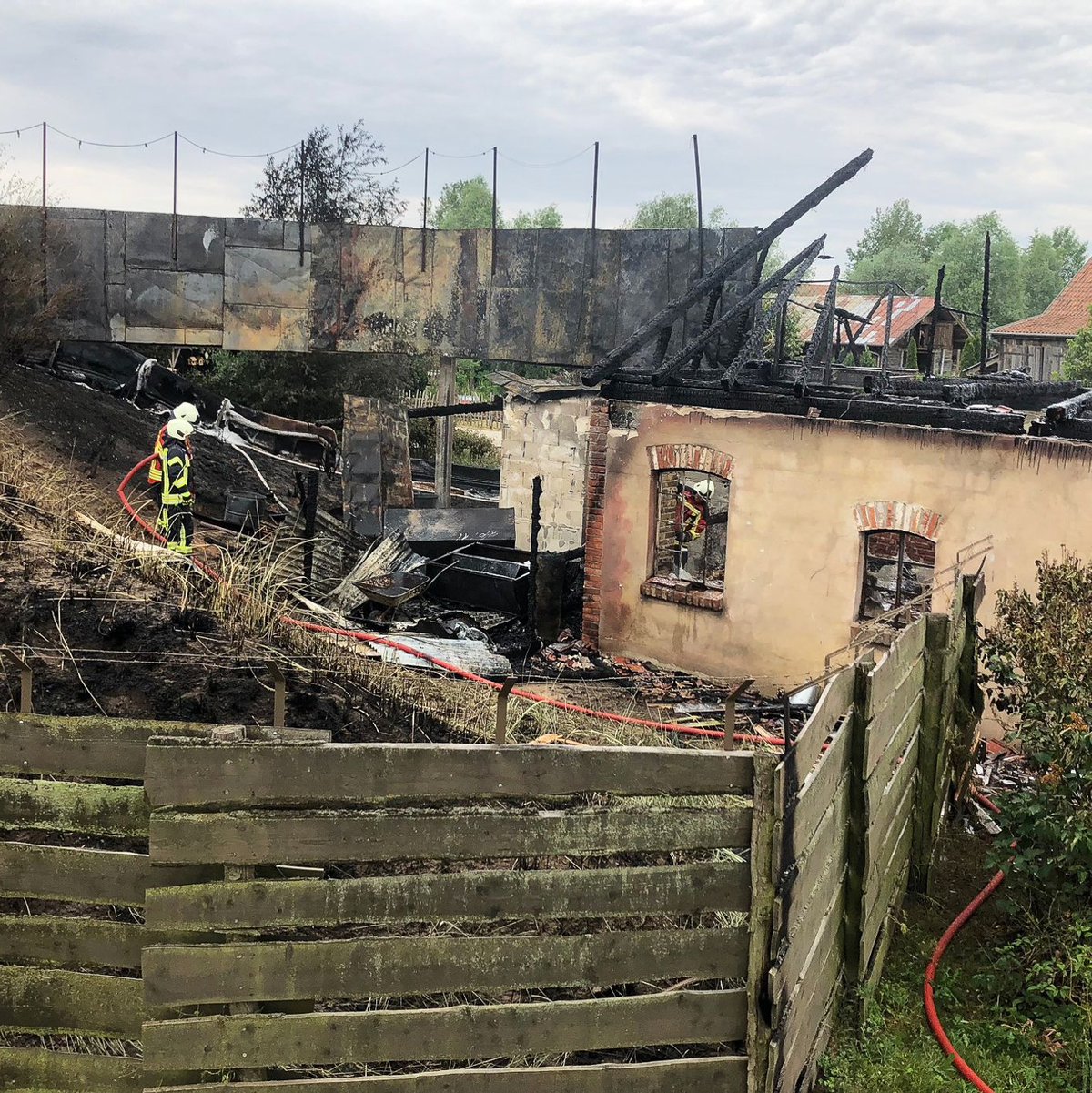 Bei dem Brand auf dem Gelände sind mehrere Menschen verletzt worden. - Foto: Wilhelm Pischke/dpa