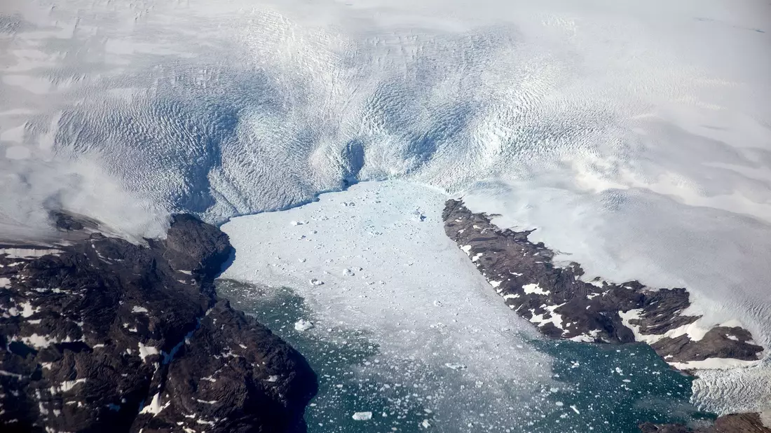 Eisberge brechen von einem Gletscher in einen Fjord in Grönland. - Bild: David Goldman/AP/dpa