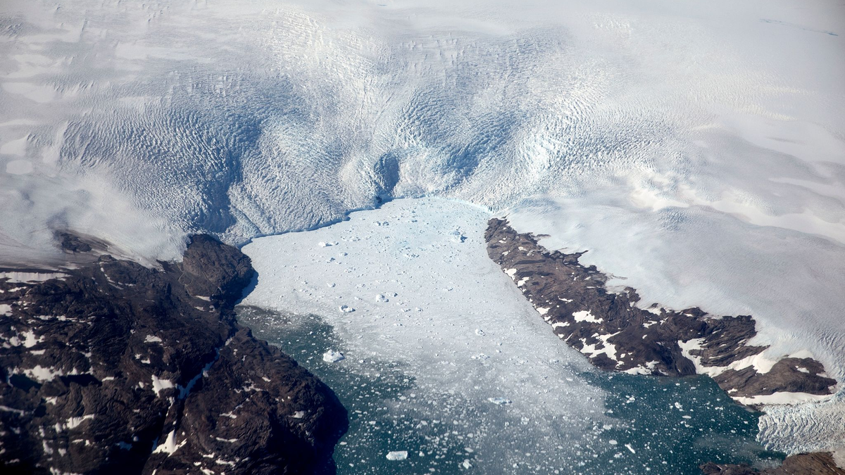 Eisberge brechen von einem Gletscher in einen Fjord in Grönland. - Foto: David Goldman/AP/dpa